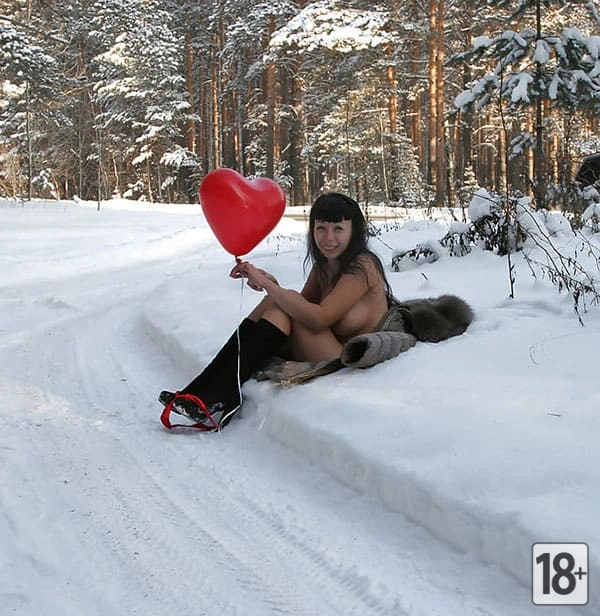 Фотосессия в стиле ню зимой в День всех влюбленных.