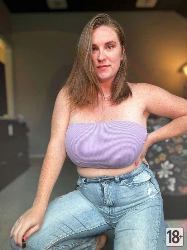 Фото красивой девушки с пышными формами и большой грудью.