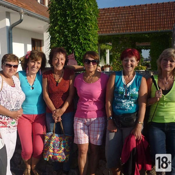 Поездка на автобусе для женщин старше 40 по нудистским пляжам