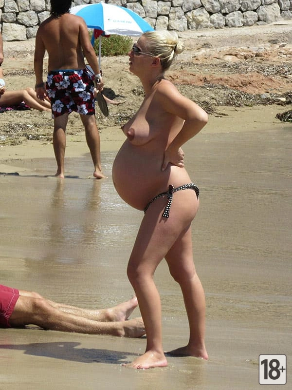 Беременная блондинка на 9 месяце на пляже ( 13 фото )