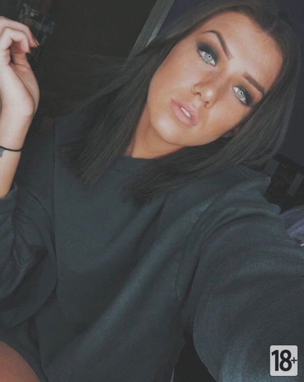 Темноволосые девушки с яркими светлыми глазами — просто огонь!