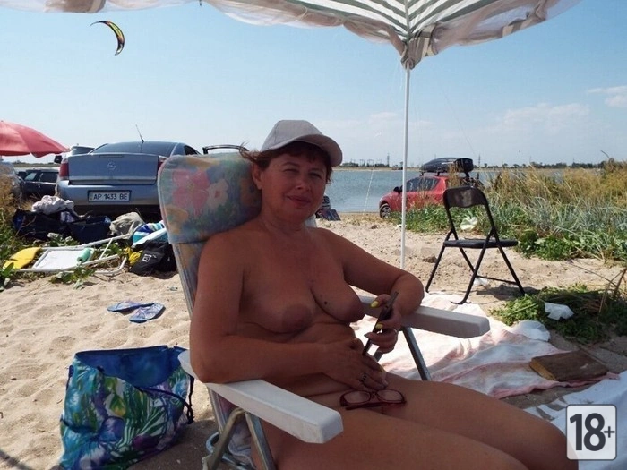 Отдых на пляже без одежды! Cмотреть на красивых женщин.