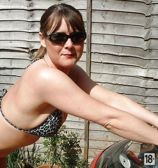 Голая жена на красном мотоцикле ( 30 фото )