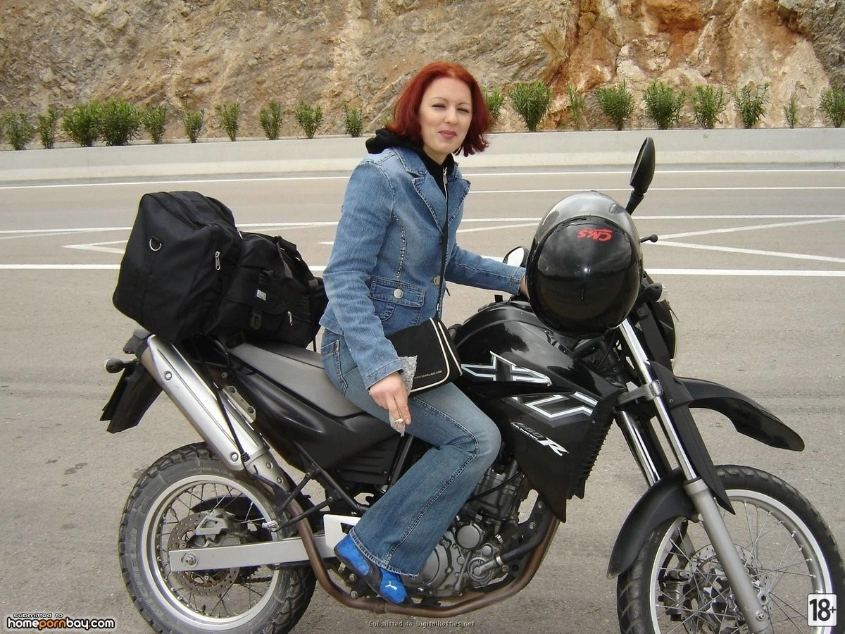 Сексуальная байкерша в эротическом белье и голая