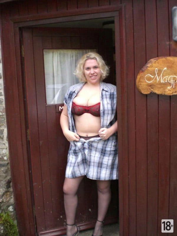 Деревенская баба с толстой жопой позирует на улице