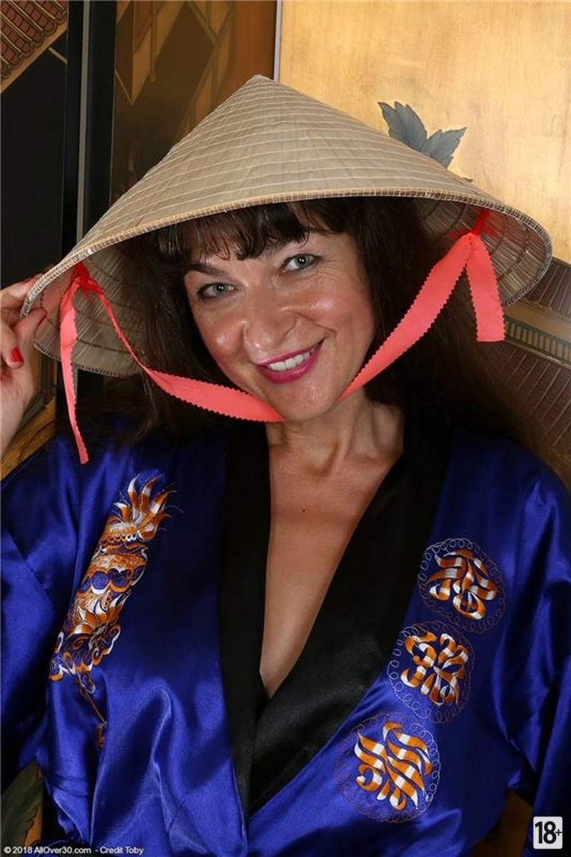 Фото зрелой бабы в японской одежде – эротика 18+