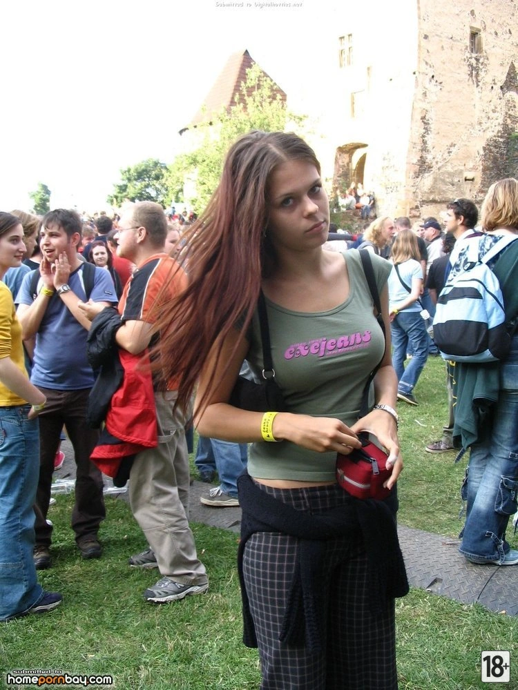 Молодая девушка позирует в обнаженном виде – домашние фото