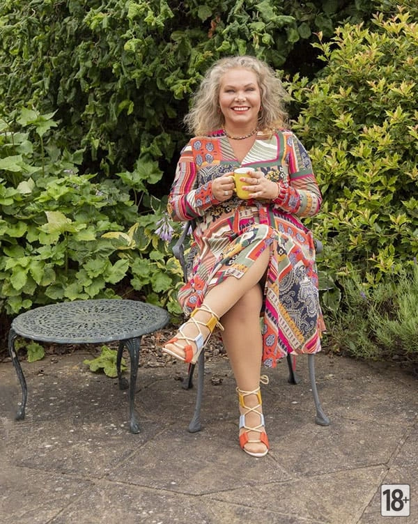 Красивая обнажённая бабушка позирует на фото