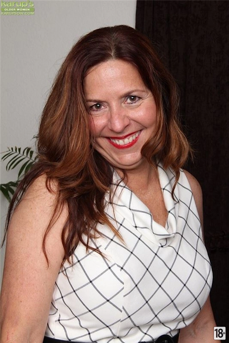 Фото зрелой пышки с большой грудью и волосатой киской