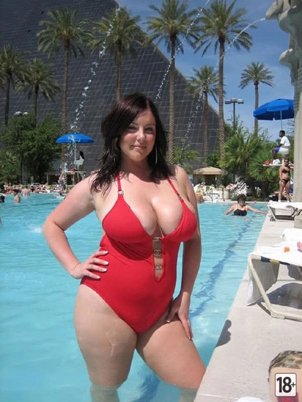 Пляжные красотки в соблазнительных купальниках: 45 фото