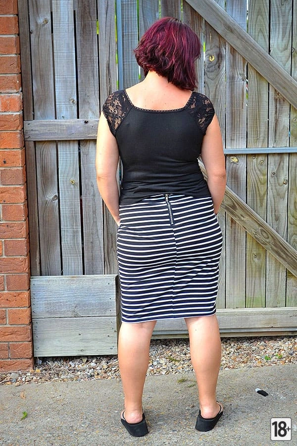 Мамка оголила попку на улице: 16 жарких фото