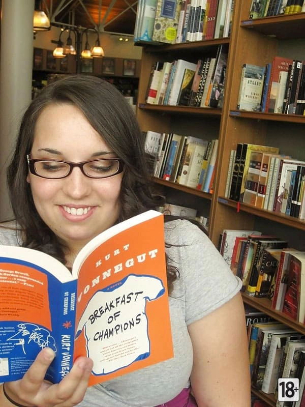 Смотри горячую пышку в библиотеке: сиськи и киска онлайн