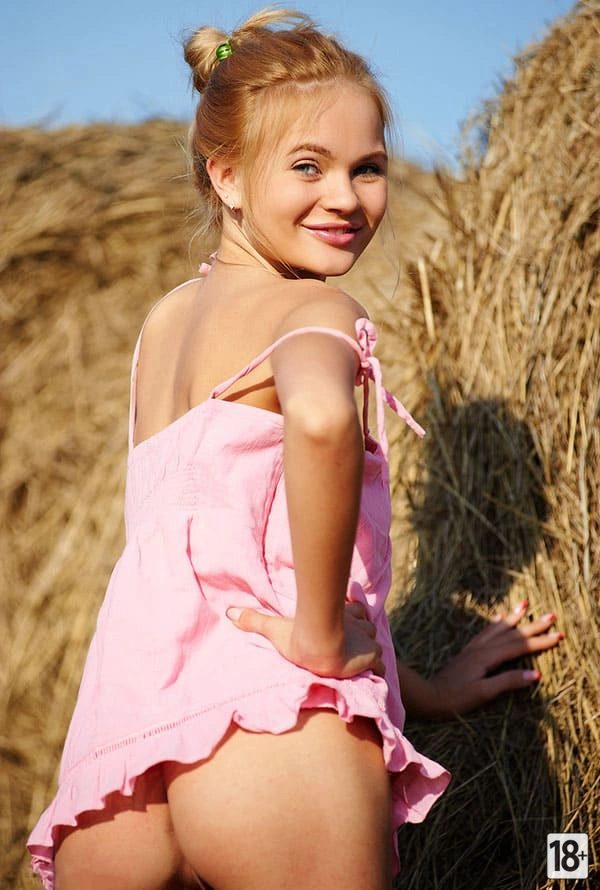 Соблазнительная ню фотосессия девушки на сене (12 фото)