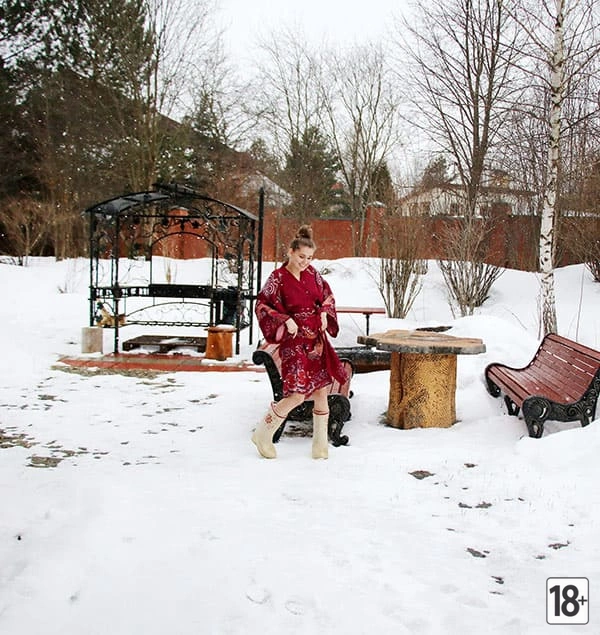 Молодая девушка в сугробах: первая любовь к снегу и радость голышом