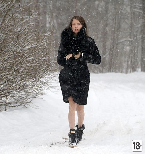 Стройная красотка в шубе без белья в зимнем лесу - ❄️