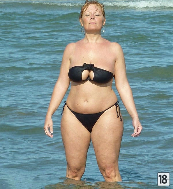 Горячие зрелые женщины в бикини на пляж