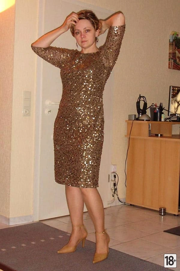 Жена в чулках задрала платье без белья