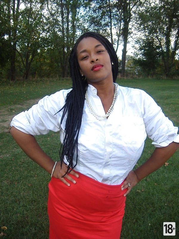 Густоволосая негритянка в 17 жарких фото
