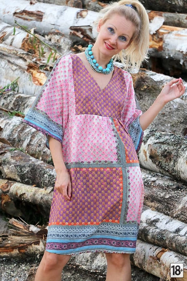 Стройная женщина на лесопилке позирует с бензопилой