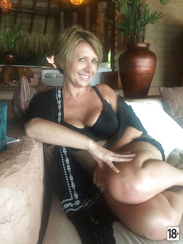 Сочные селфи зрелой дамы из ванной утекли в сеть