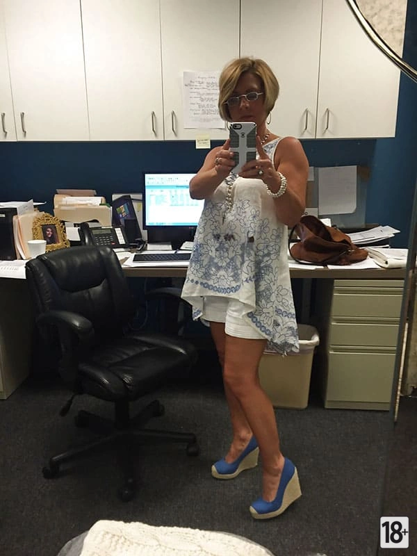 Сочные селфи зрелой дамы из ванной утекли в сеть