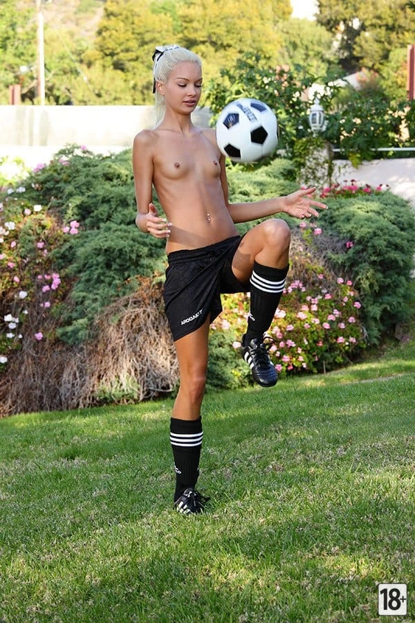 Голые болельщицы поддерживают футбол на весь мир