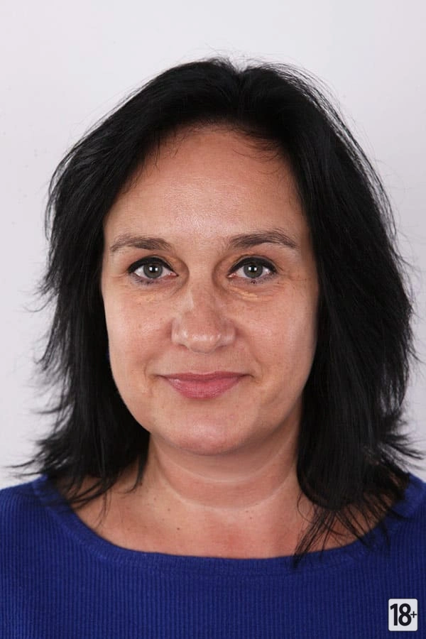 Зрелая с сочным телом голая на порно-кастинге крупно