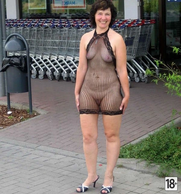 Девки в прозрахах гуляют по улицам с голыми сиськами и пилотками