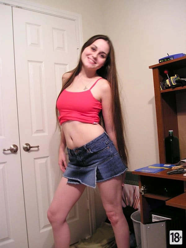 Заводная студентка - фото в общаге без трусов и с киской